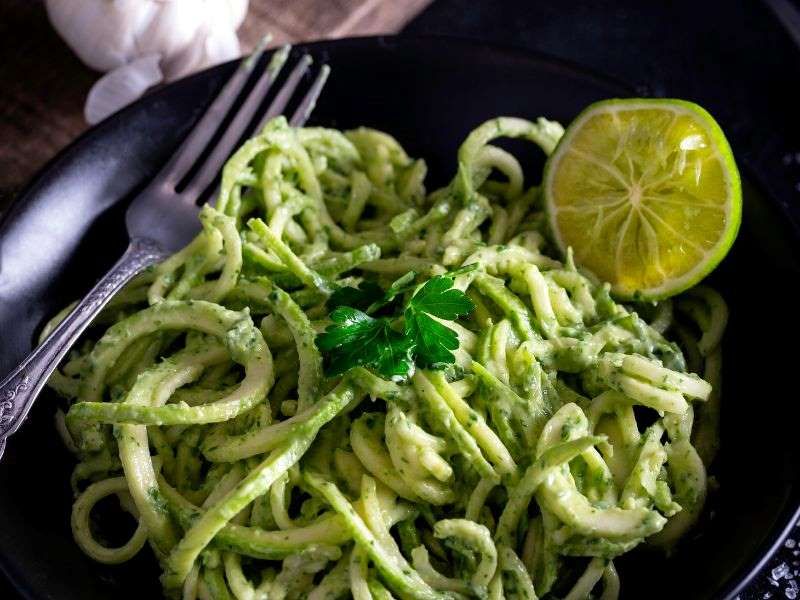 pasta con avocado e zucchine
