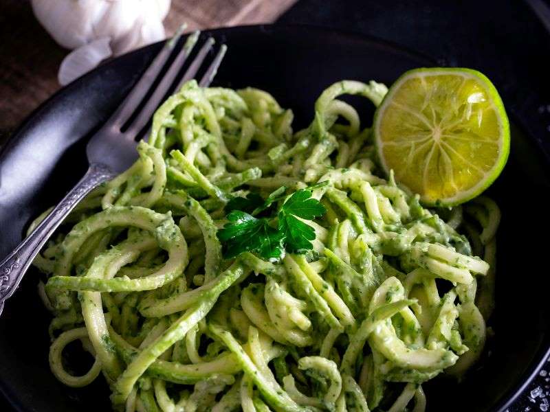 pasta con avocado e zucchine
